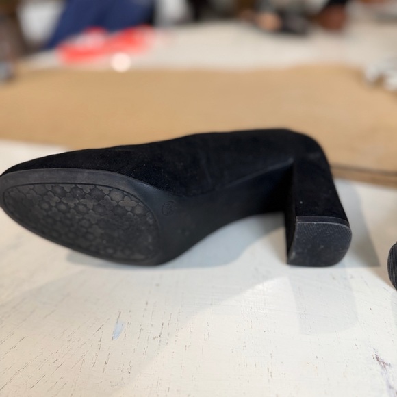 Kelly & Katie Classic Black Heels - Picture 6 of 12